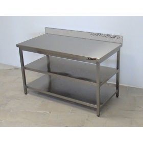Edelstahl Tisch mit 2 Ablagebodens. Modelle mit einer Aufkantung als Standard verfügbar.